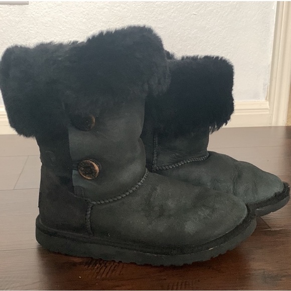 UGG 3 BUTTON BLACK SHEARLING BOOTS KIDS 5 - Picture 9 of 10